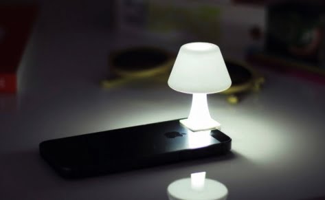 iPhoneのLEDライト(懐中電灯)をおしゃれな照明にしてくれるデスクライト