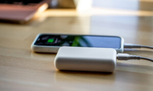 在宅ワーカーが選ぶ！リモートワークに便利なスマホ充電機器まとめ