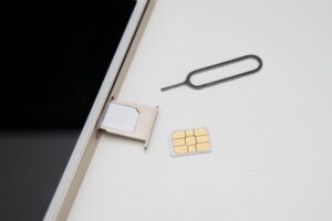 端末入れ替え時『SIMピン』がない！？代用品として使えるものや注意点は？